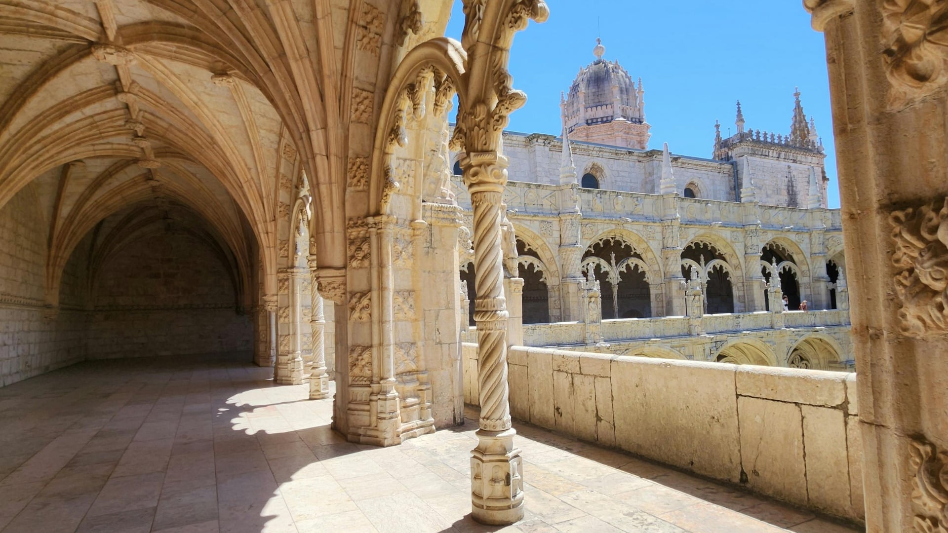 Sacerdote muere y cuatro quedan heridos luego de ataque con cuchillo en monasterio