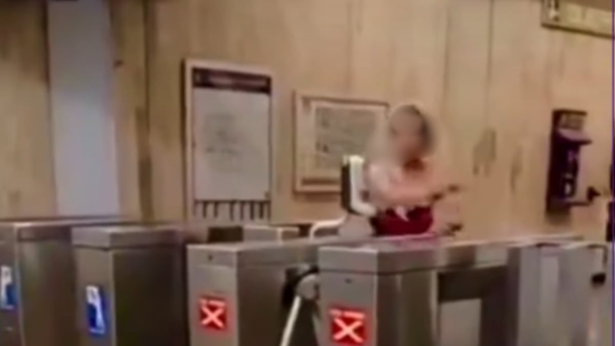 VIDEO: Mujer es captada golpeándose contra torniquetes en la Línea 3 del Metro