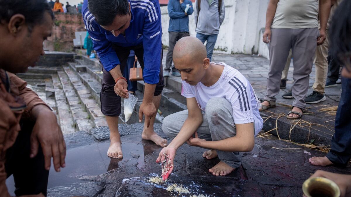 Familias de Nepal realizan rituales por desaparecidos tras las inundaciones