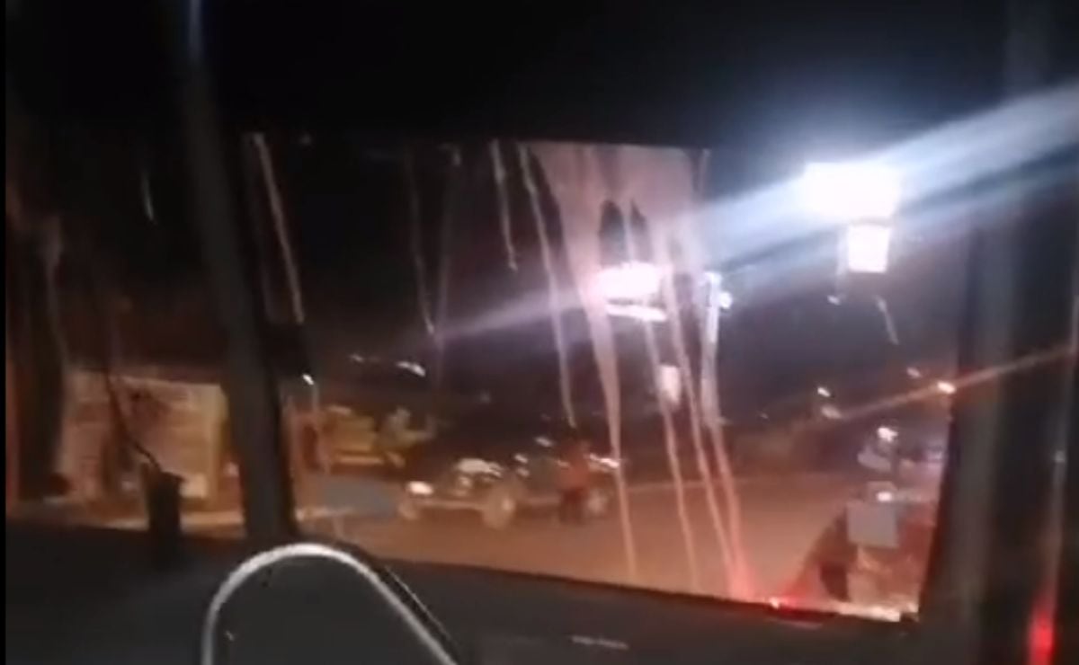 VIDEO Lanzan huevos a camión de transporte de personal durante noche de Halloween en Tijuana