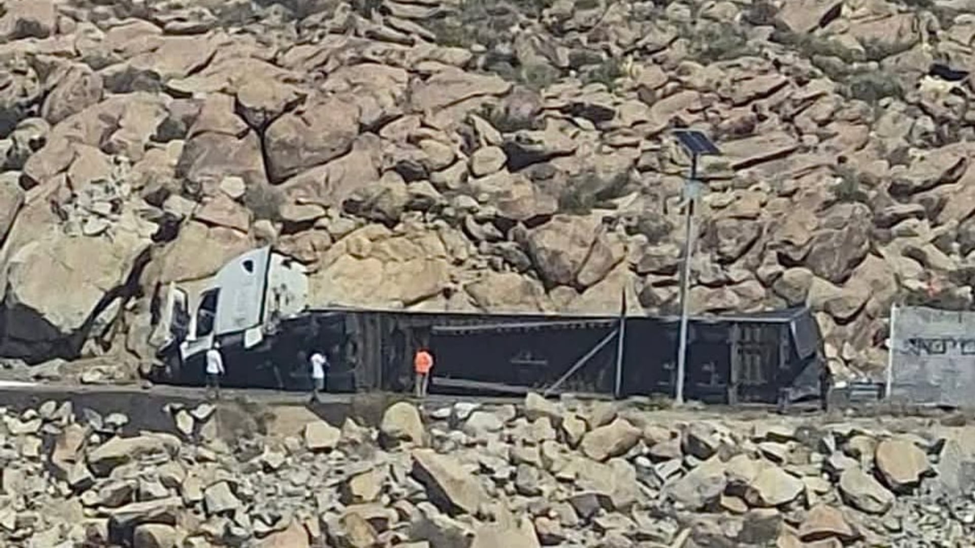 ¿Qué pasó en La Rumorosa? Tráiler cargado de sopas se accidenta rumbo a Mexicali este miércoles