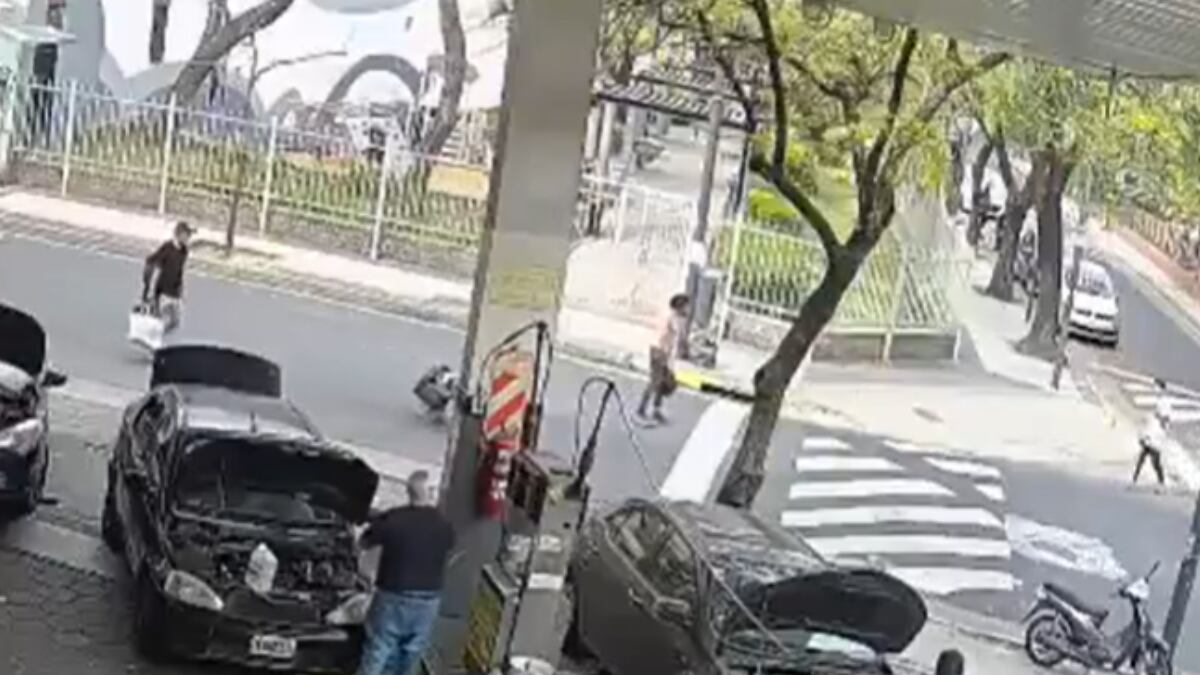VIDEO: Riña en plena calle termina con un hombre muerto tras ataque con lanza